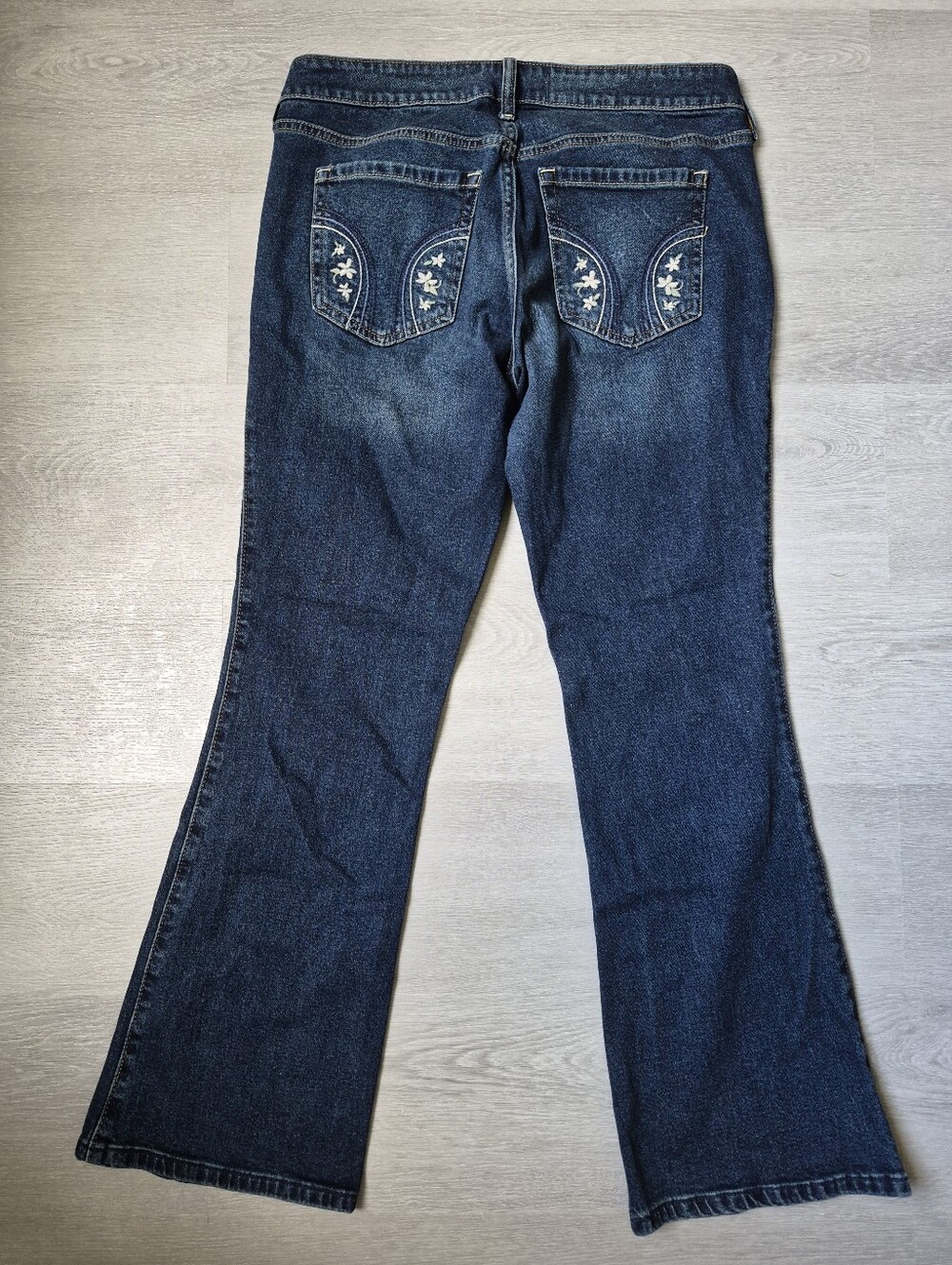 NEW Hollister Co. Low-Rise Bootcut Jeans Sz 12R/31 Embroidered Flowers